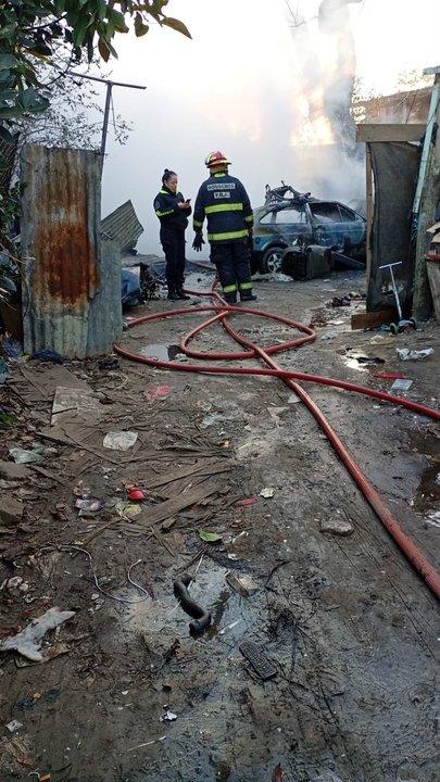 Los Hornos: una mujer murió atrapada en el incendio de su vivienda y dos niños resultaron heridos