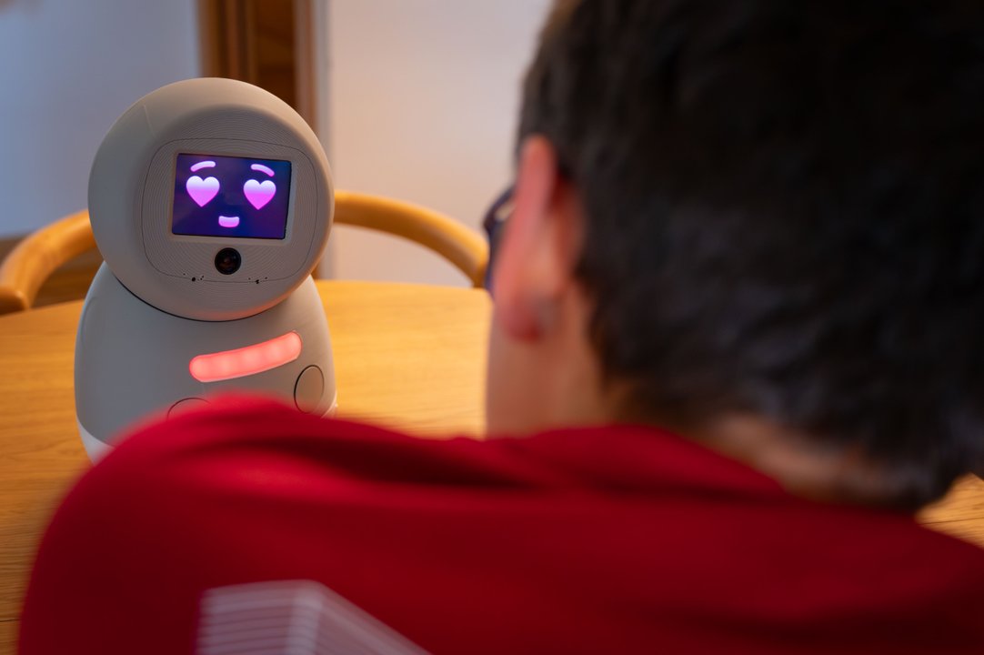 Crean un robot con inteligencia artificial para apoyar terapias de niños con autismo