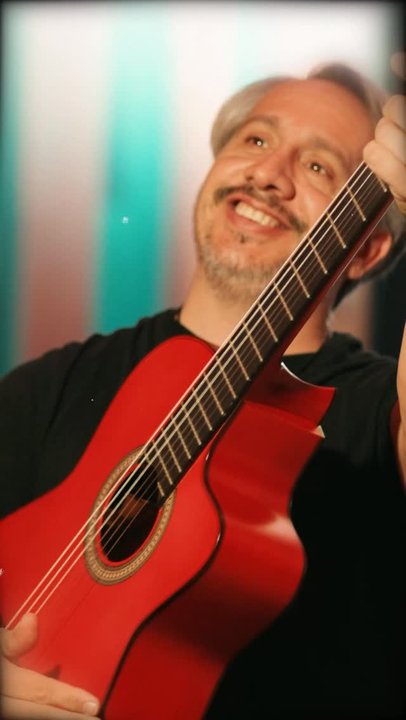 Leandro El Mono Creado cantando como telonero en un show de Ricardo Arjona en el Movistar Arena