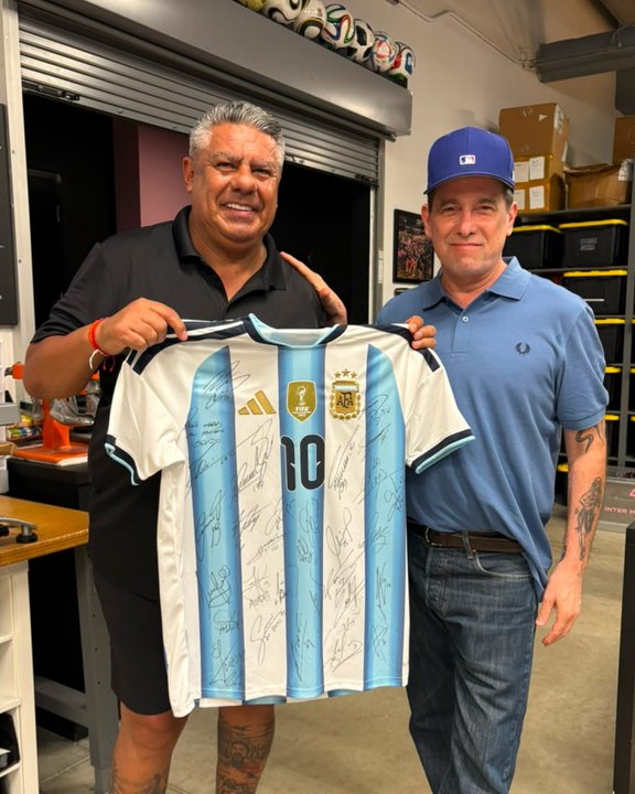 Andrés Calamaro visitó a la Selección Argentina en la previa de su partido ante Cabo Verde