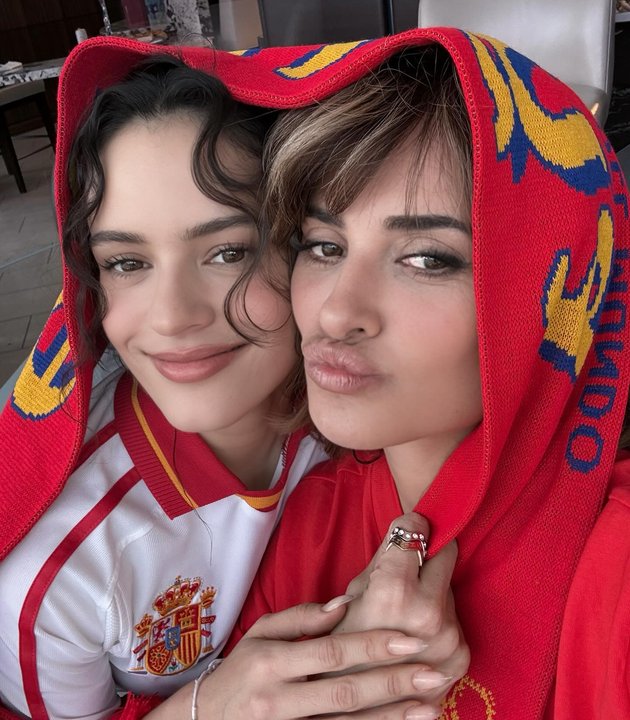 Rosalía y Penélope Cruz alientan a la Selección de España en el Mundial desde la tribuna del estadio