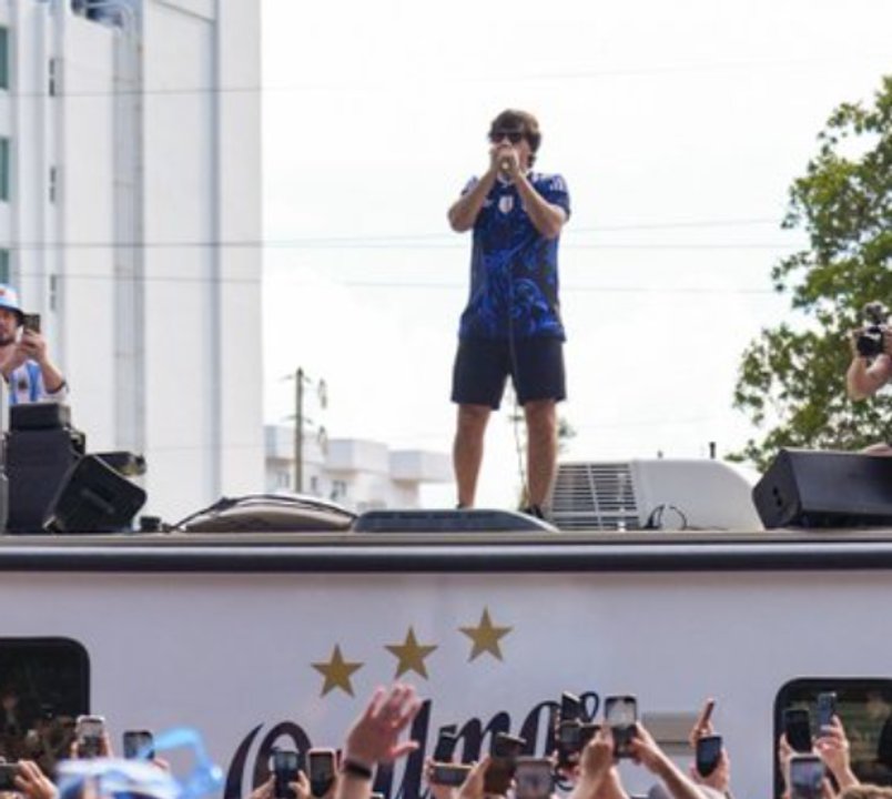 Andrés Ciro Martínez cantando sobre un auto en el banderazo en Miami