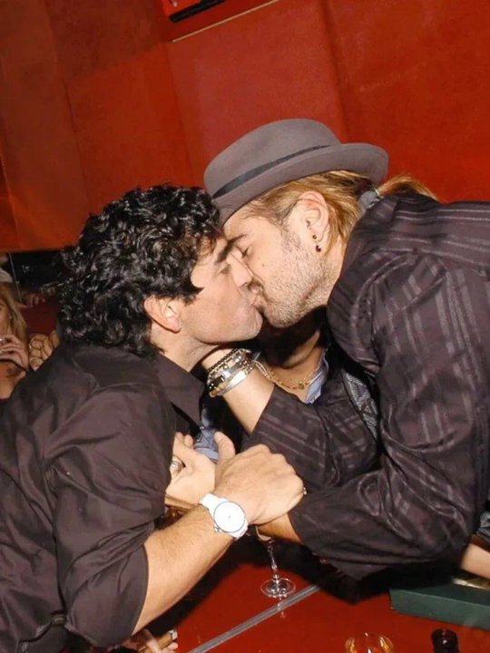 Colin Farrell besando a Diego Maradona en una noche porteña