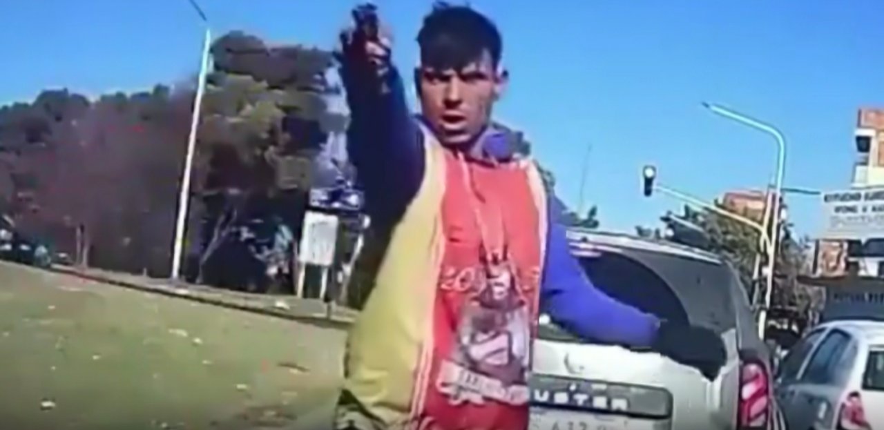 Horror en La Matanza: quisieron robarle el auto, el delincuente la apuntó con un arma y todo quedó grabado