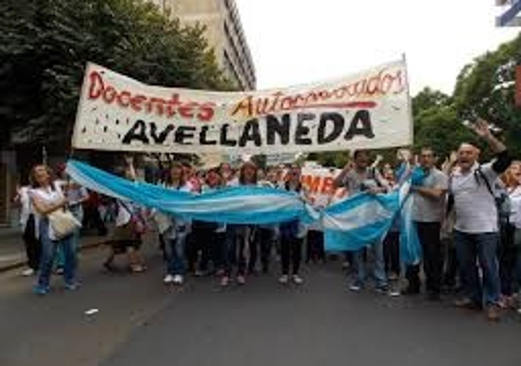 Masiva marcha de docentes para repudiar agresiones en una escuela de Wilde