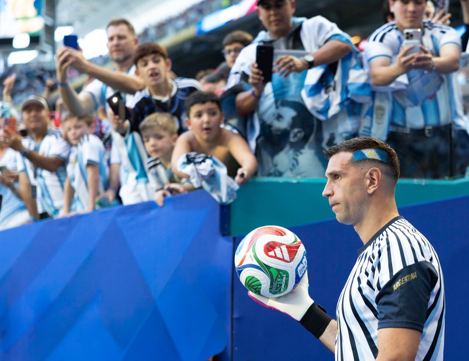 Al igual que en Qatar: el “Dibu” Martínez se tiñó los colores argentinos en la ronda eliminatoria del Mundial