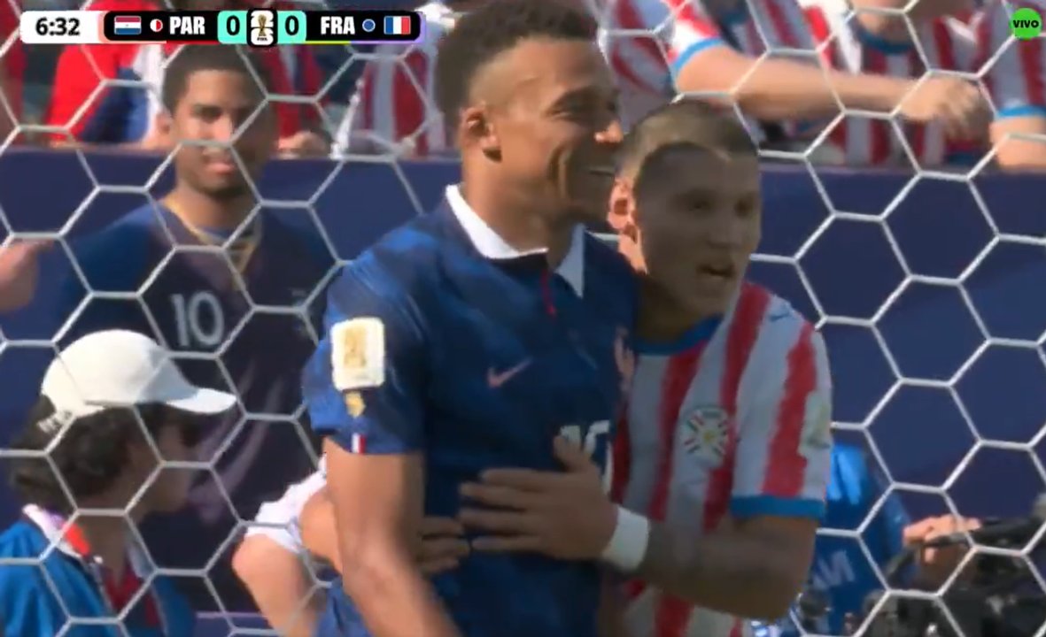 Kylian Mbappé marcado de cerca por Juan José Cáceres en Francia-Paraguay