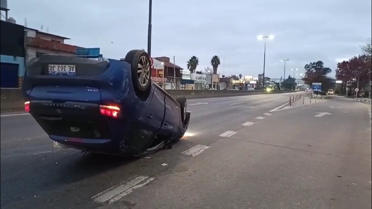 Misterio en Lomas de Zamora por un auto volcado y abandonado con alcohol y drogas