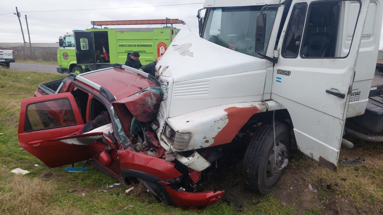 Tragedia en La Plata: un choque frontal entre una camioneta y un camión dejó una mujer muerta