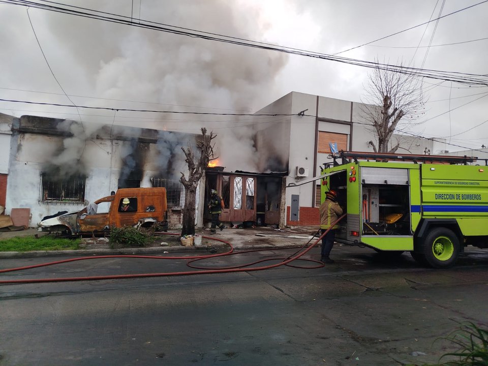 Una mujer murió en un incendio en La Plata y un hombre sufrió graves quemaduras