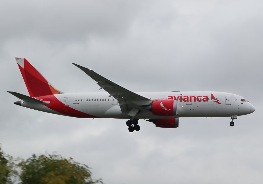 Avión de Avianca en pista de despegue