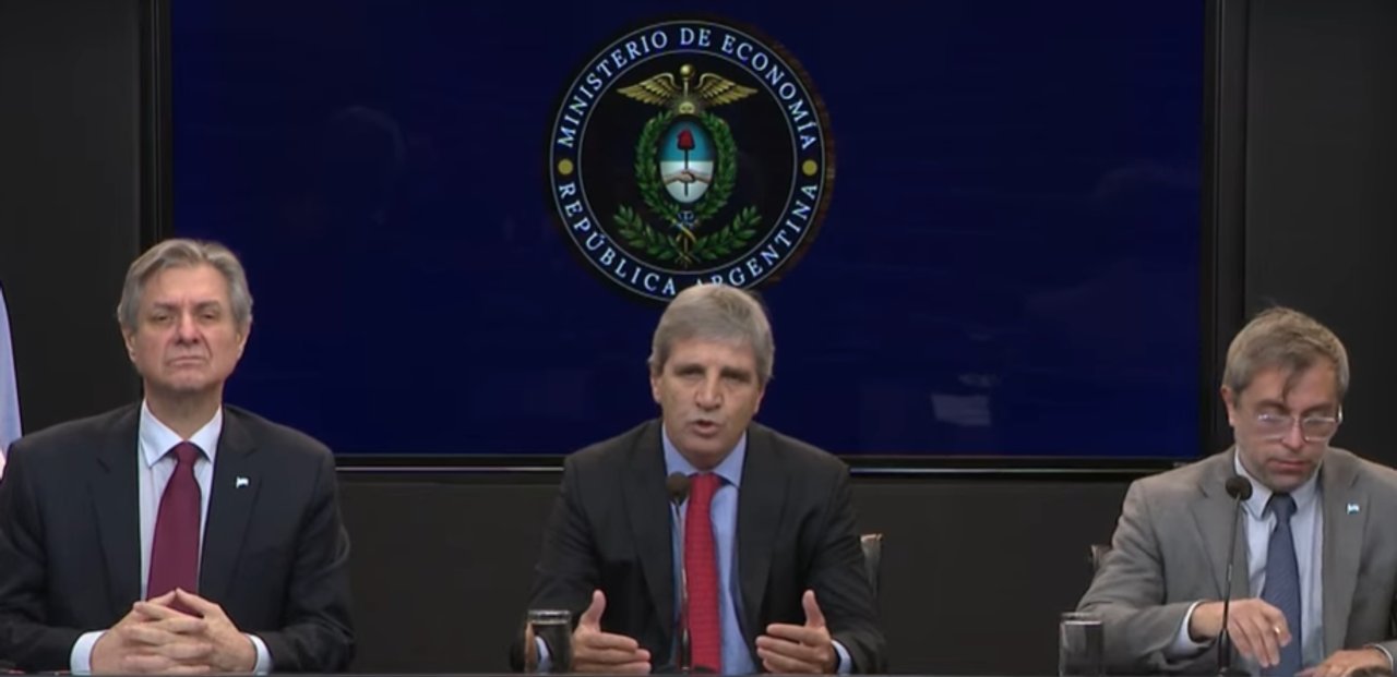 Luis Caputo durante la presentación del programa financiero 2027