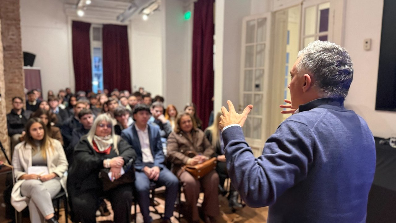 LLA BA apunta a los jóvenes con un programa especial de formación