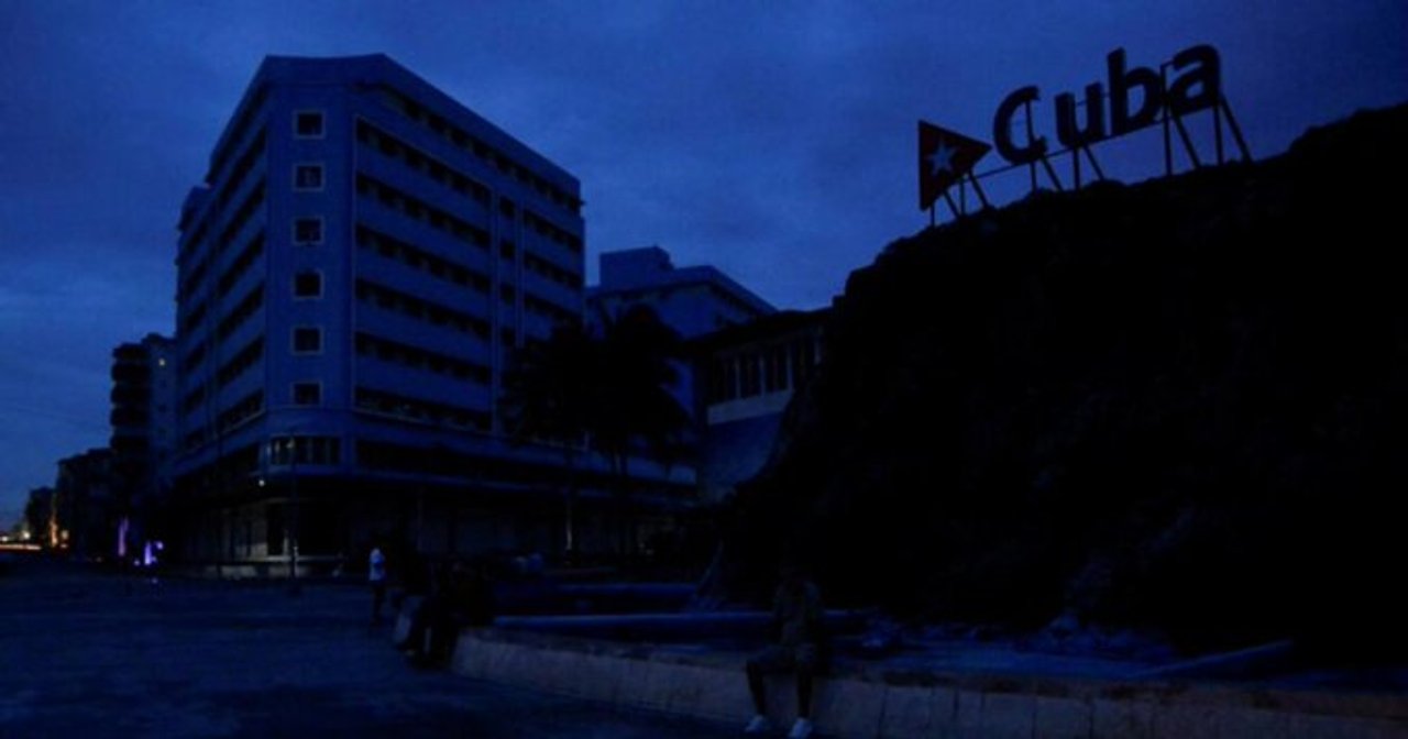 Trabajadores intentan restablecer la red eléctrica en Cuba