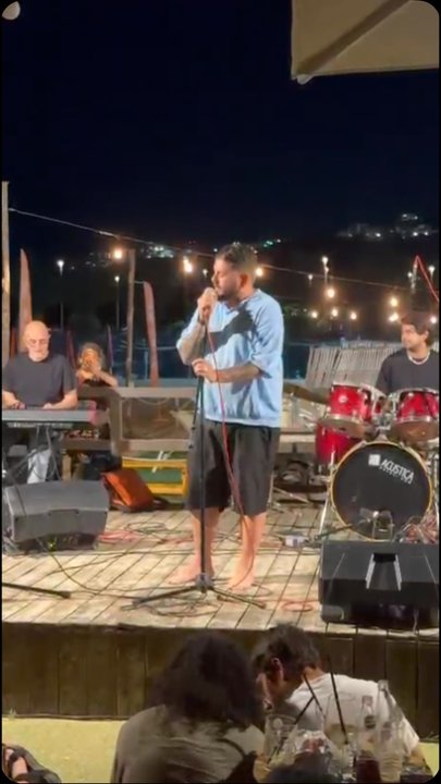 Diego Maradona Jr. cantando en un bar de Nápoles