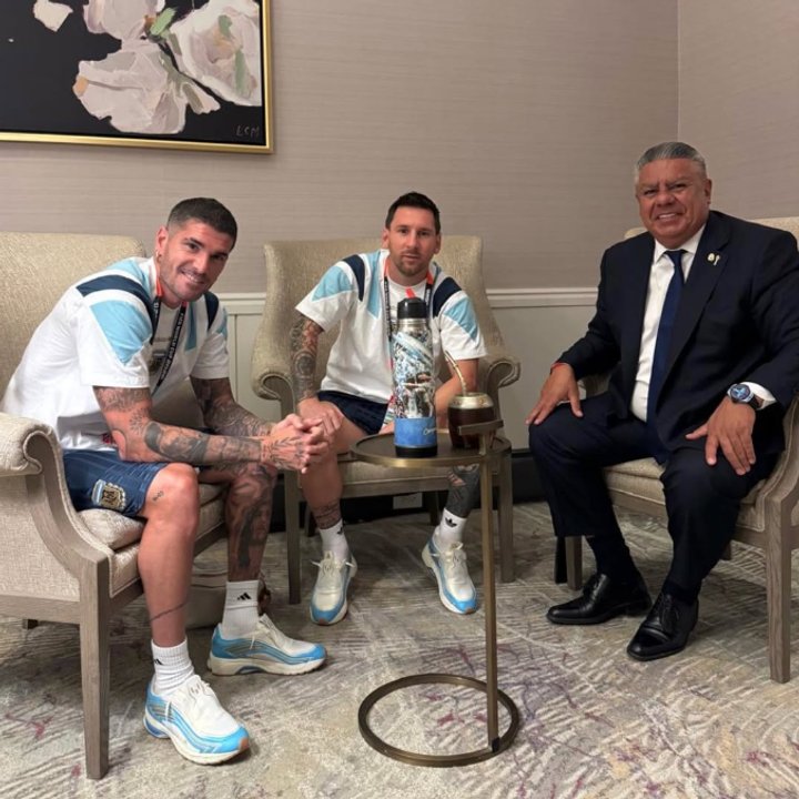 Cábala respetada: el “Chiqui” Tapia publicó una foto con Messi y De Paul antes del partido de la Selección