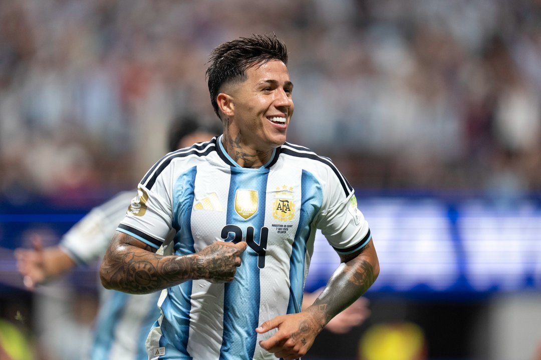 Enzo Fernández celebra su gol con la Selección argentina