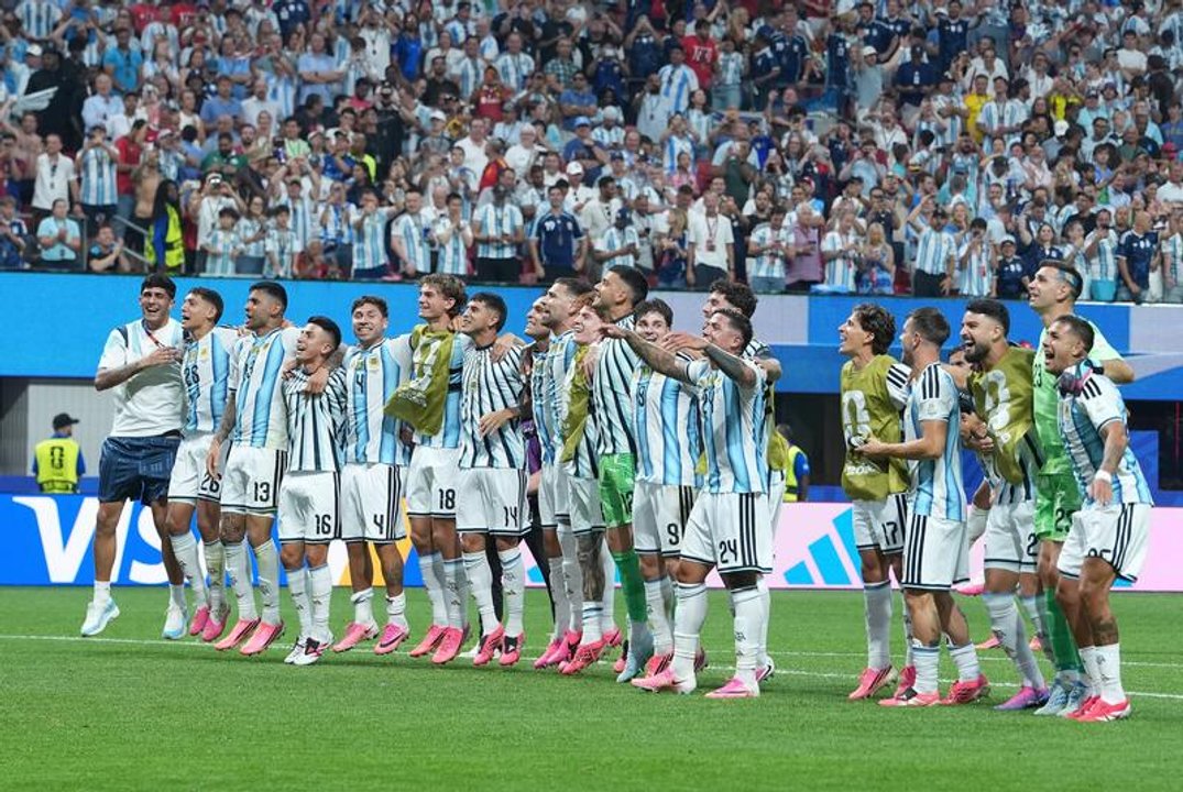La Selección argentina celebra la remontada ante Egipto
