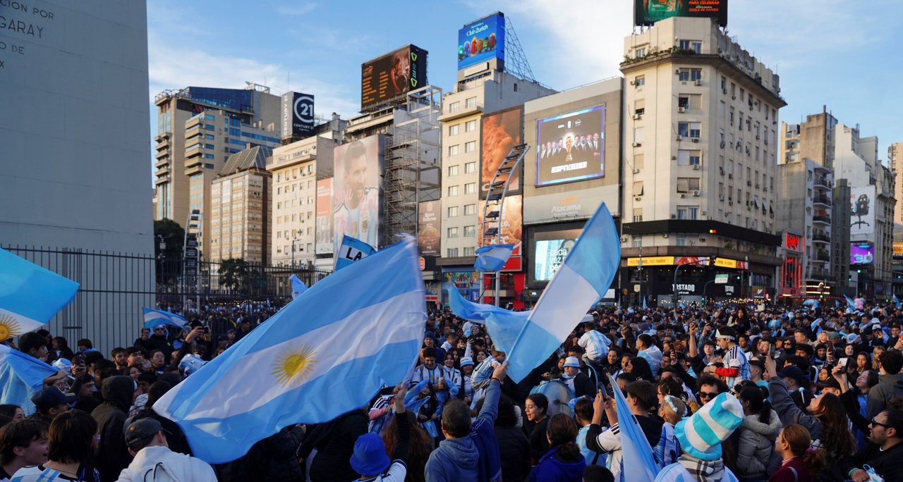 Incidentes durante los festejos en el Obelisco tras el triunfo de la Selección