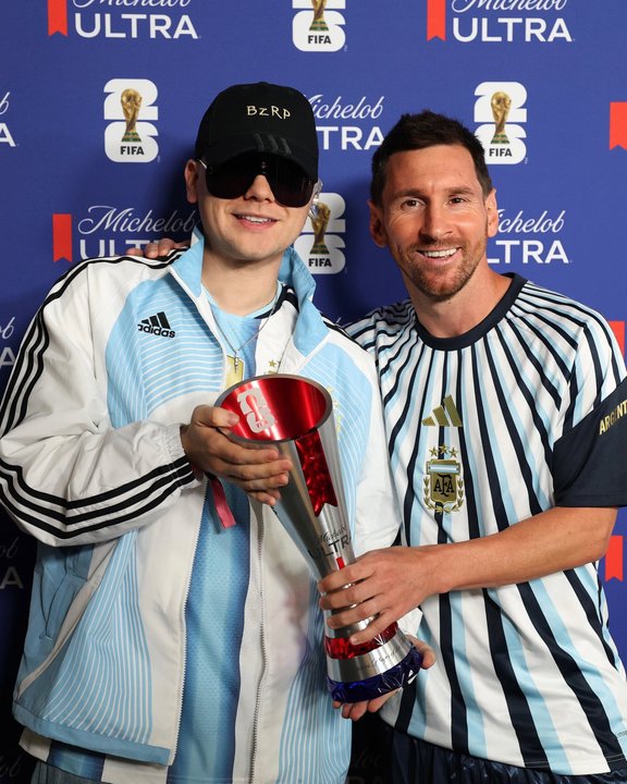 Bizarrap entrega el premio MVP a Lionel Messi tras Argentina vs. Egipto