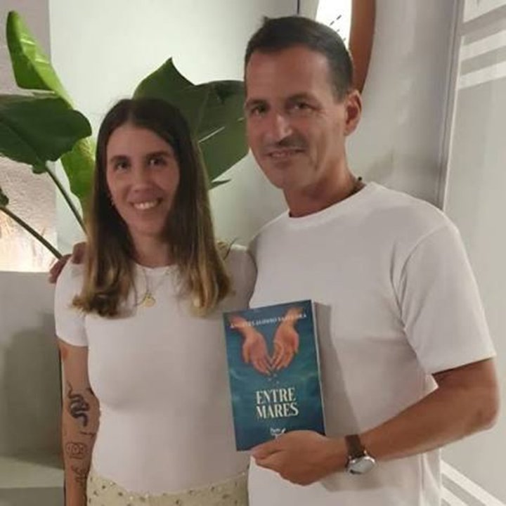 Portada ilustrativa de la novela Entre Mares, de Ángeles Alonso Saavedra