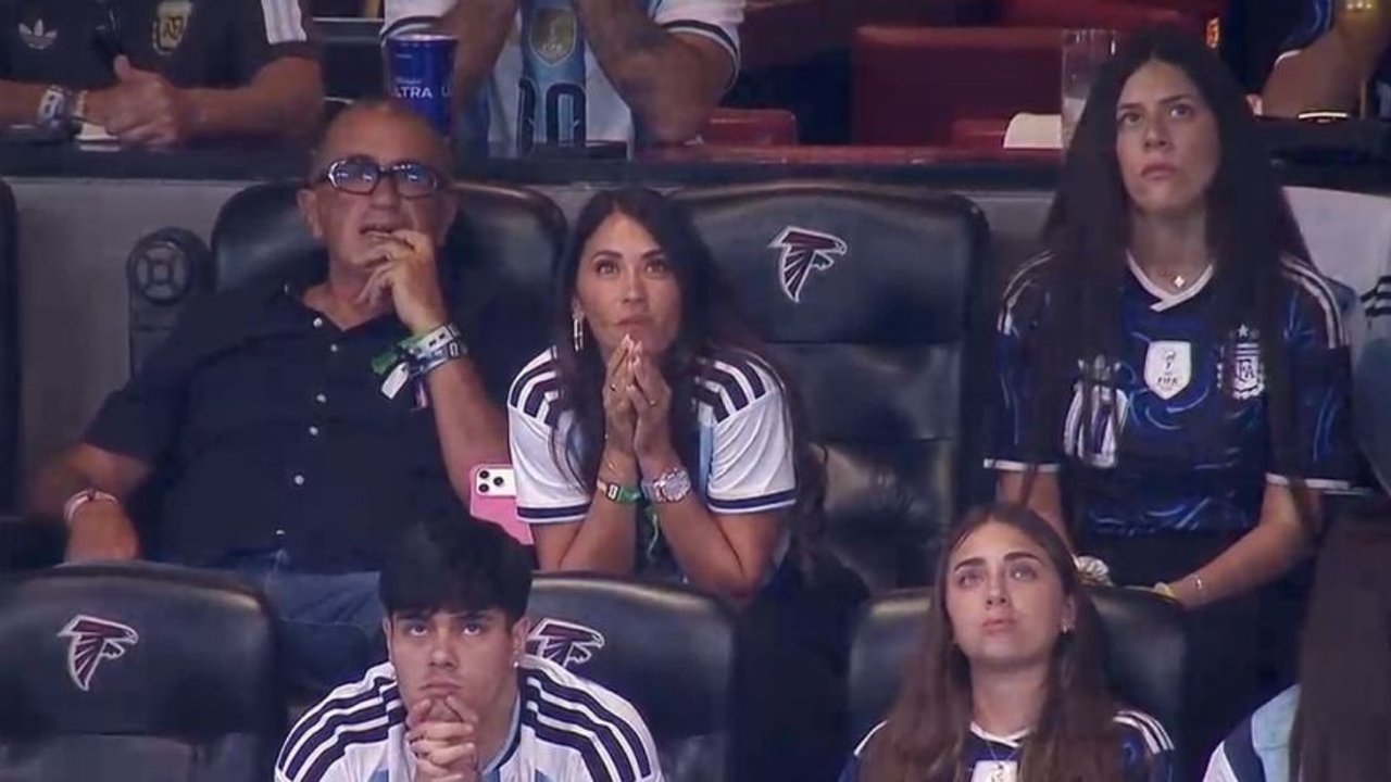 María Sol Messi junto a Antonela Roccuzzo en el palco del Mercedes-Benz Stadium
