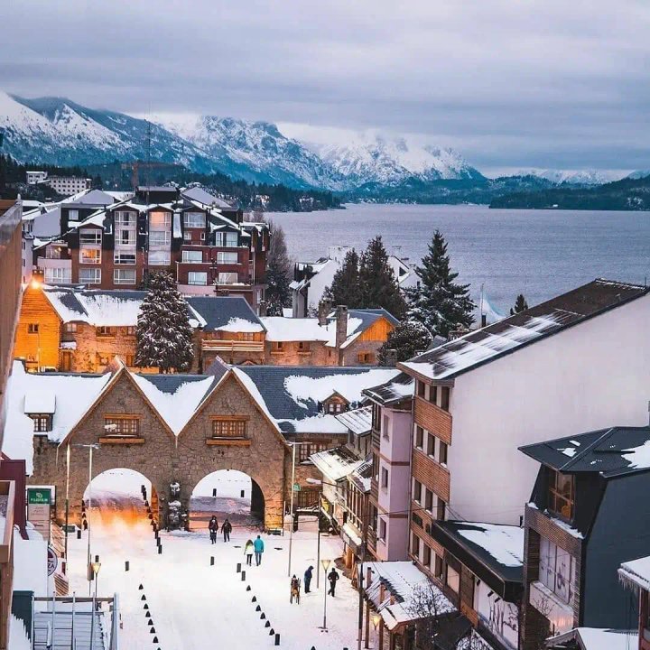 Grupo de amigos adultos reviviendo su viaje de egresados en Bariloche