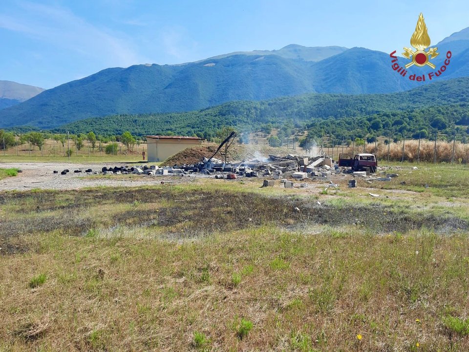Operativo de bomberos tras explosión en fábrica de fuegos artificiales en Italia