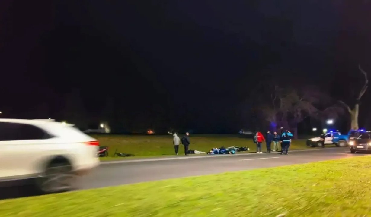 Patrullero y móvil policial en un operativo en La Plata
