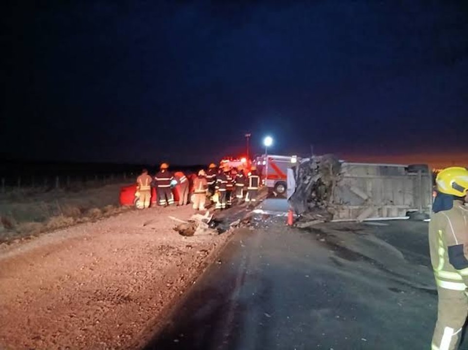 Choque fatal en Córdoba: dos muertos y más de 15 heridos