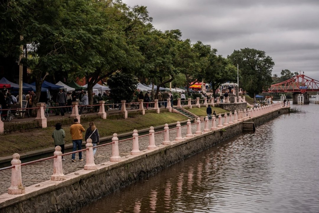 Lancha de pasajeros navegando el Delta rumbo a Uruguay