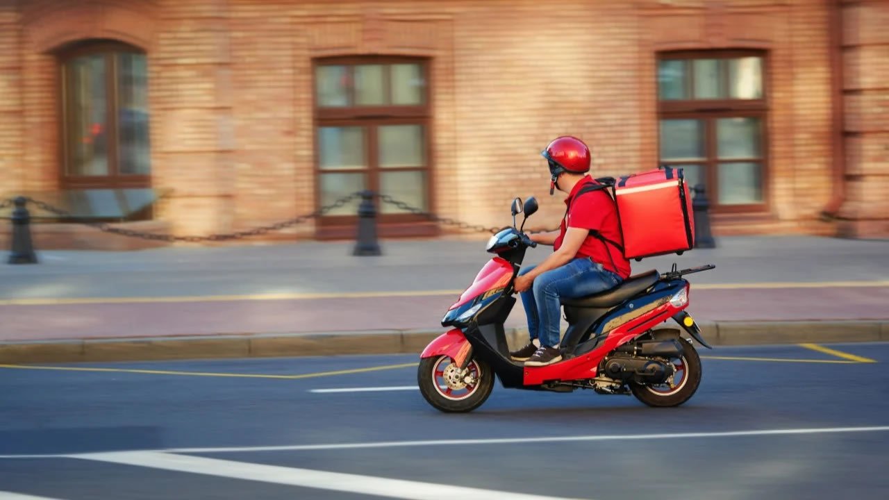 Crecen las deudas de los trabajadores con las aplicaciones de delivery y piden regular las tasas