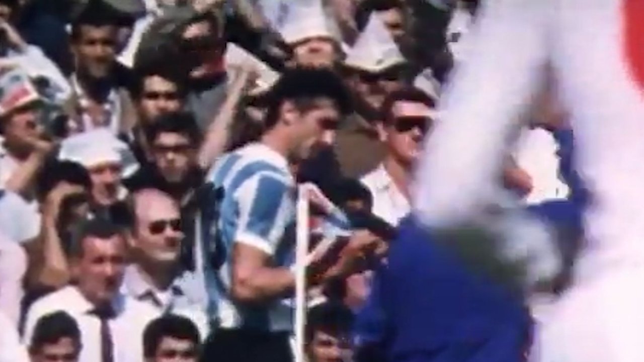 Murió Antonio Rattín: el escándalo que generó la furia de los ingleses y la creación de las tarjetas