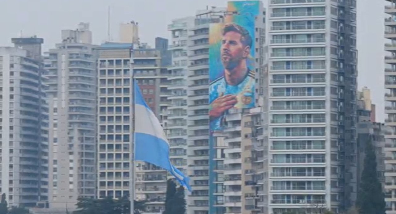 Mural de Lionel Messi renovado en Rosario frente al Monumento a la Bandera