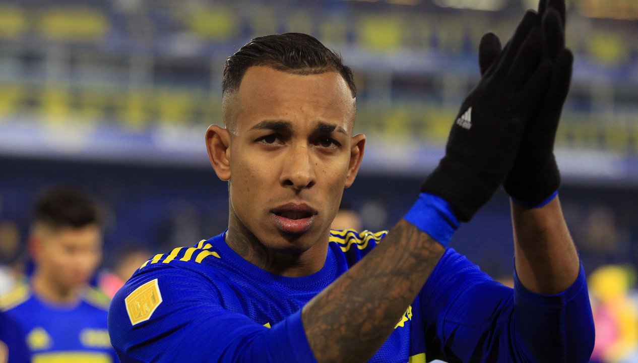 Sebastián Villa con la camiseta de Boca Juniors