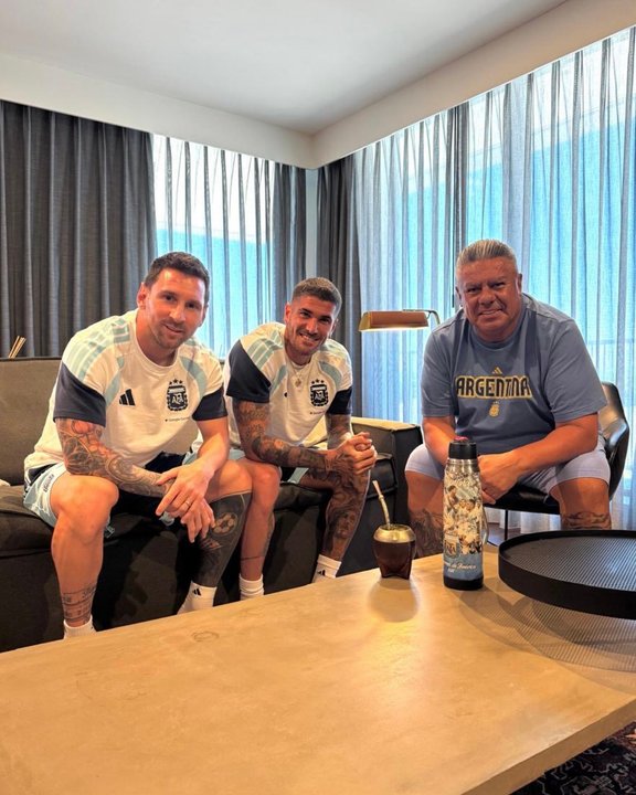 Cábala respetada: el “Chiqui” Tapia y una nueva foto con Messi y De Paul antes del partido de la Selección