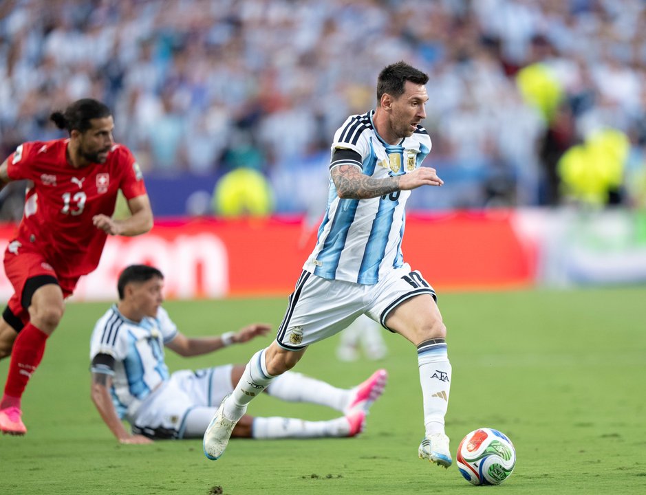 Por qué la Selección argentina usa brazalete negro en el partido ante Suiza