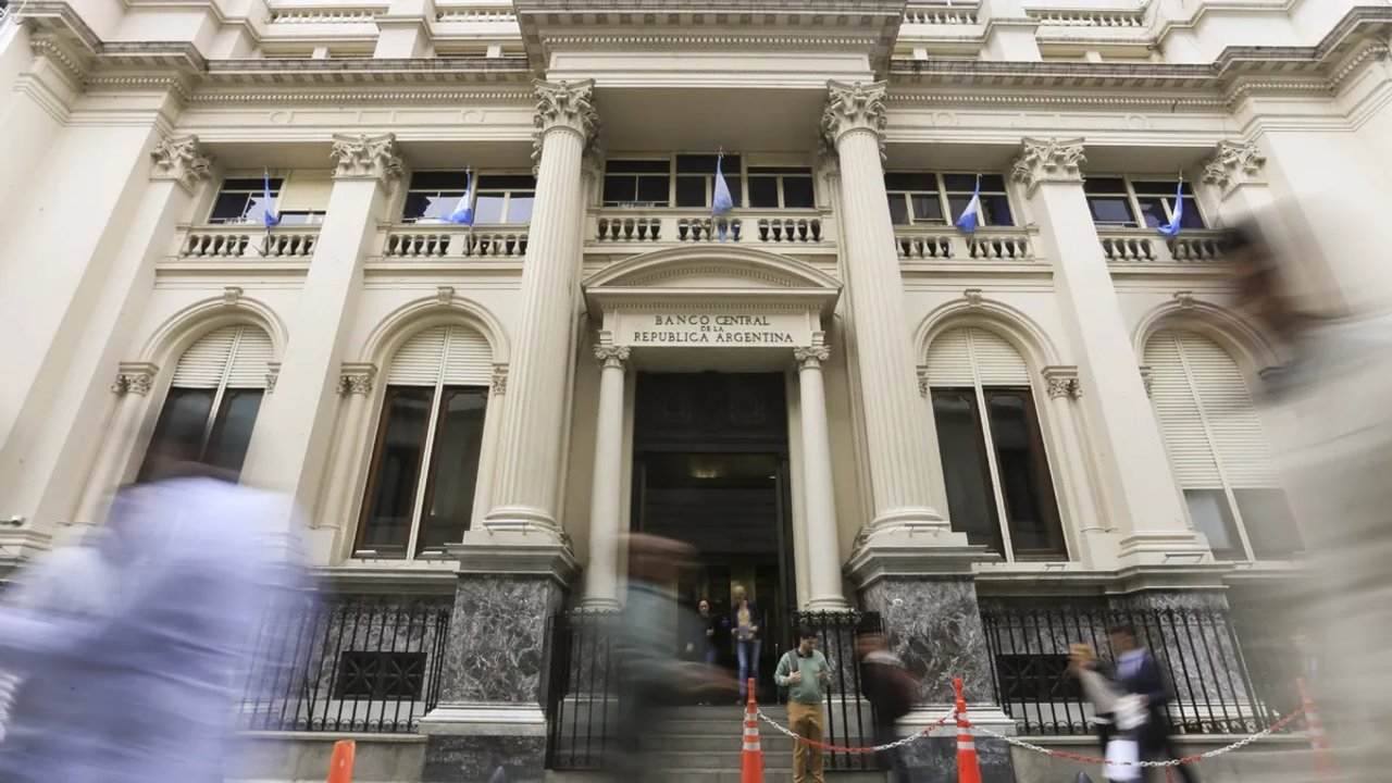 Con superávit fiscal y récord exportador, prevén menor presión sobre el dólar en año electoral