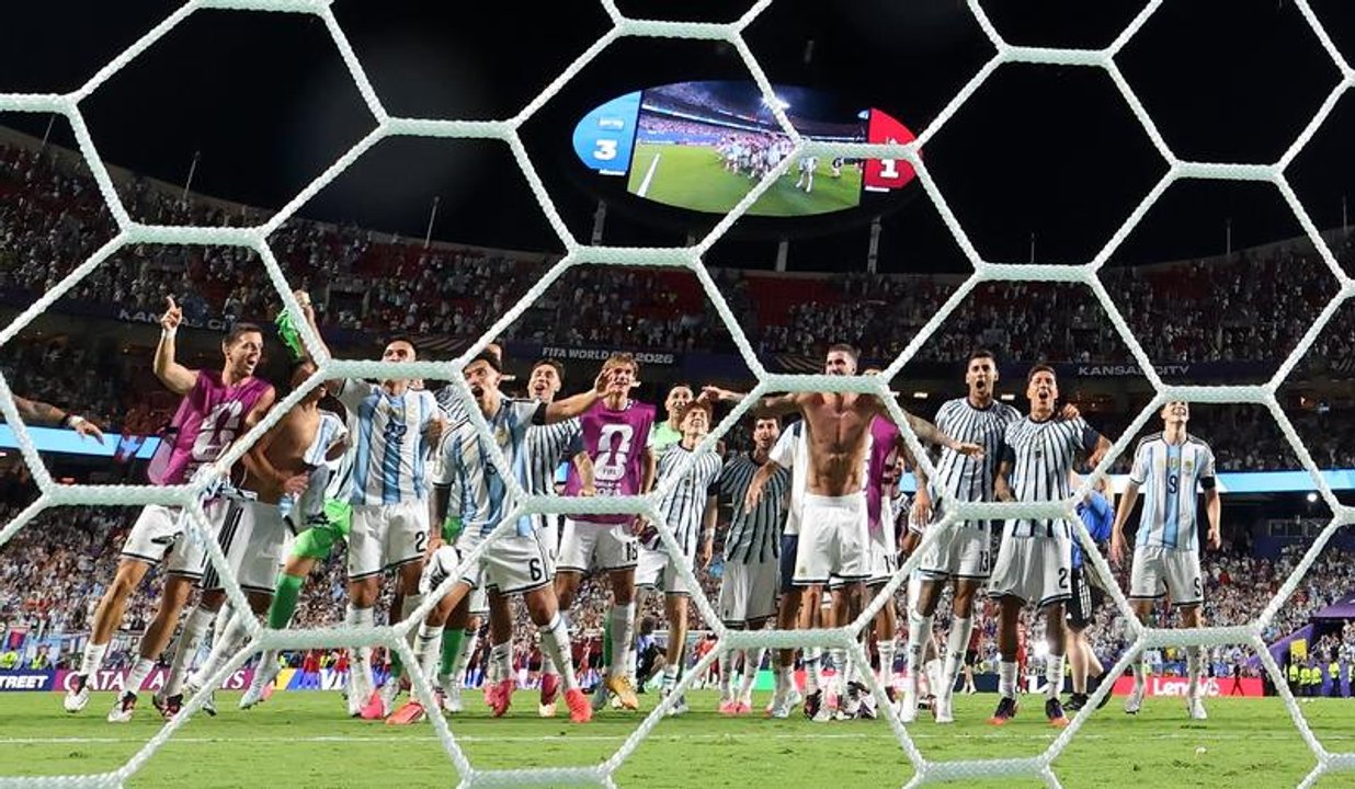 Hinchas argentinos celebran al ritmo de La Cuarta Estrella
