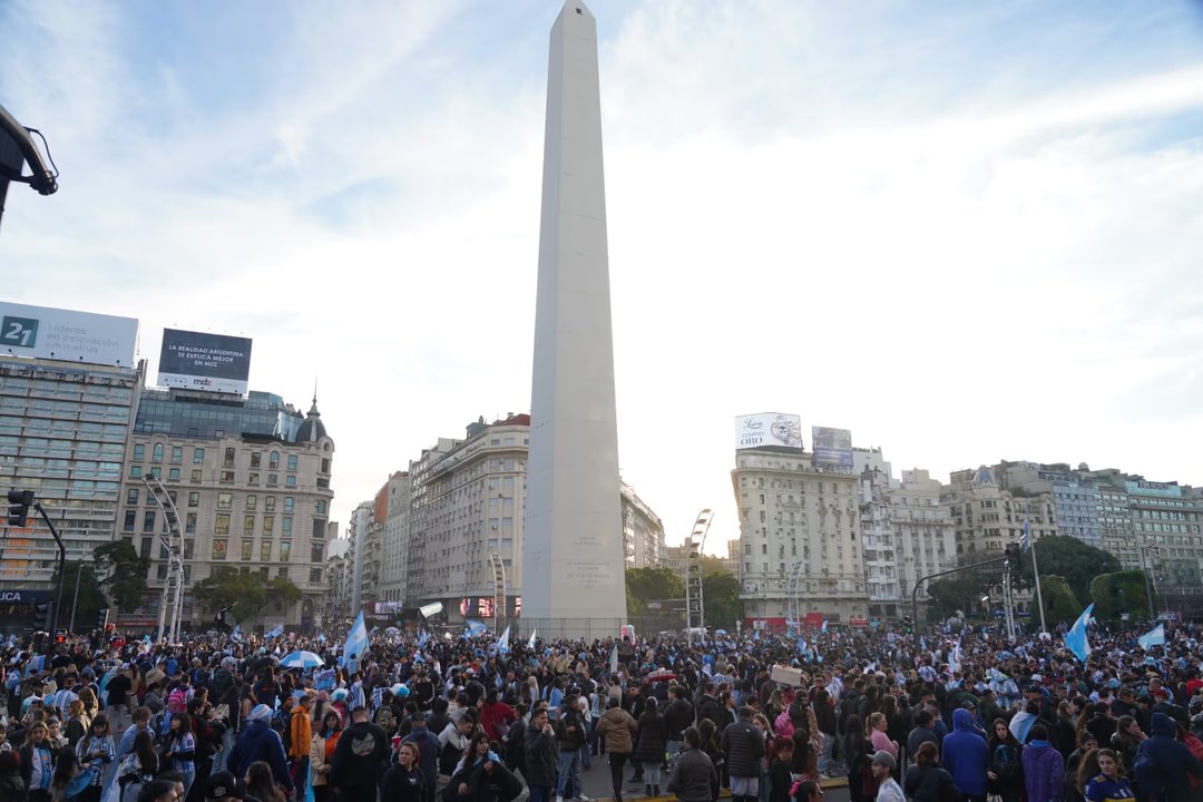 Del «remo vikingo» a los clásicos cánticos: cómo fue la multitudinaria fiesta de los hinchas argentinos en el Obelisco