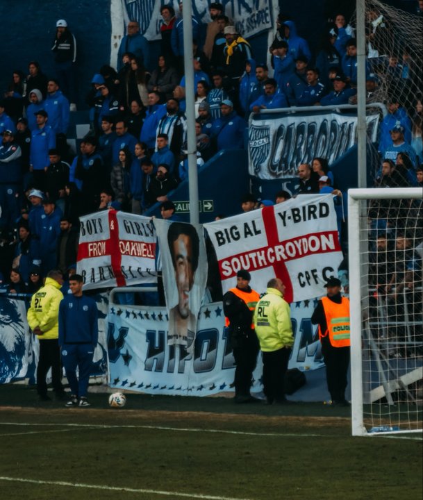 Hinchas de Godoy Cruz exhibieron banderas inglesas robadas en la previa del partido entre Argentina e Inglaterra