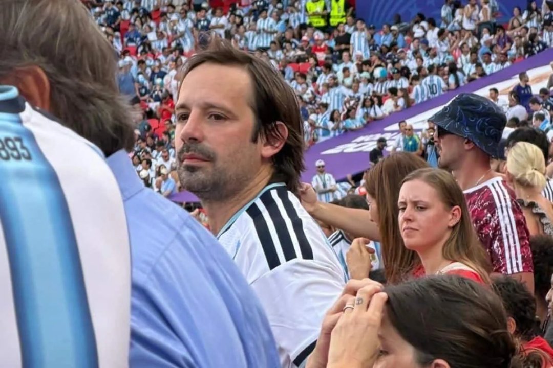 Quién es el viceministro del Gobierno que viajó al Mundial: la foto