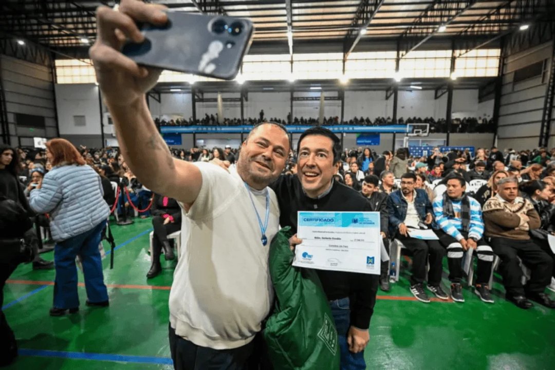 Leo Nardini en la entrega de diplomas de oficios en Malvinas Argentinas
