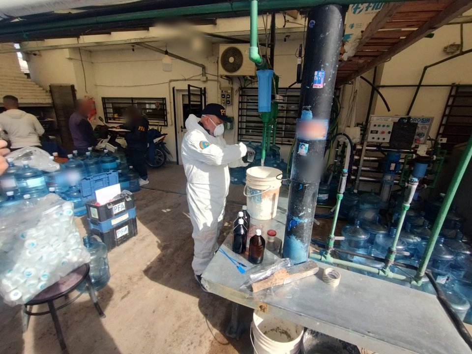 Sed de delito: allanaron tres plantas ilegales de envasado de agua potable