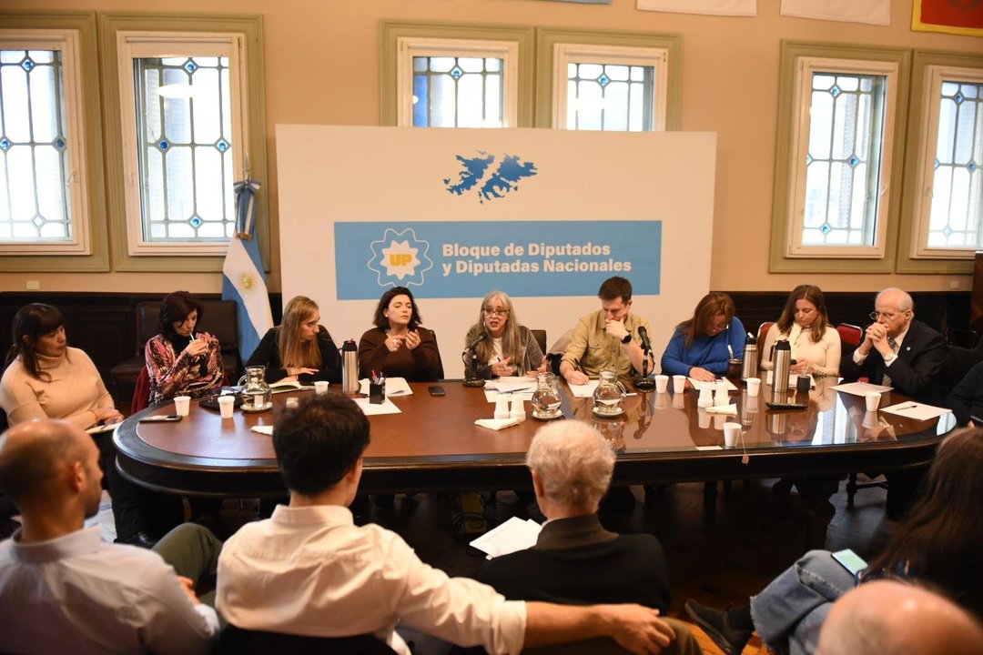 Diputados de UxP recibieron a trabajadores del Conicet y de la CNEA en la previa a la marcha por los despidos