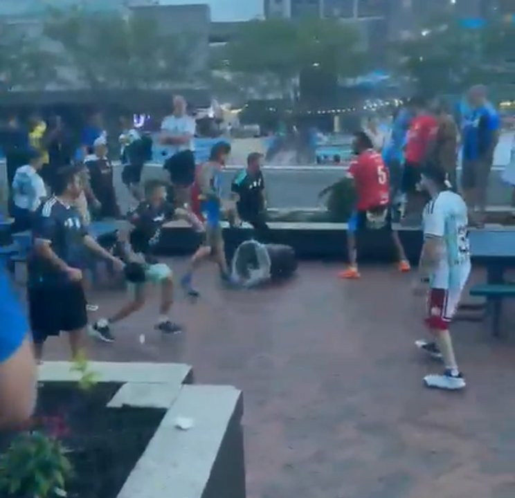 Hinchas de San Lorenzo y Huracán se enfrentaron en pleno banderazo argentino en Atlanta