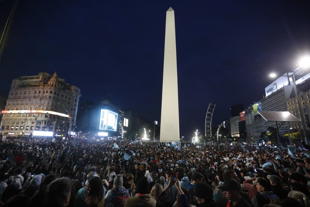 Impresionante banderazo en el Obelisco: una multitud celebra el pase de Argentina a la final del Mundial