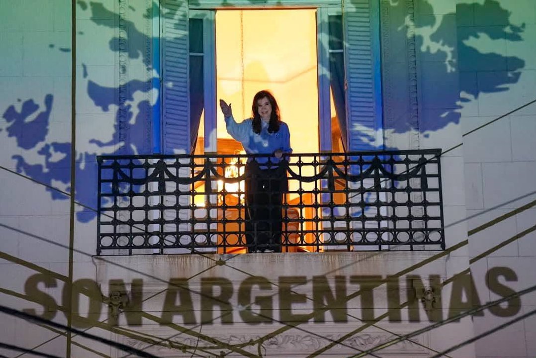 Cristina Kirchner salió al balcón a celebrar el pase a la final y su militancia reclamó por las Malvinas