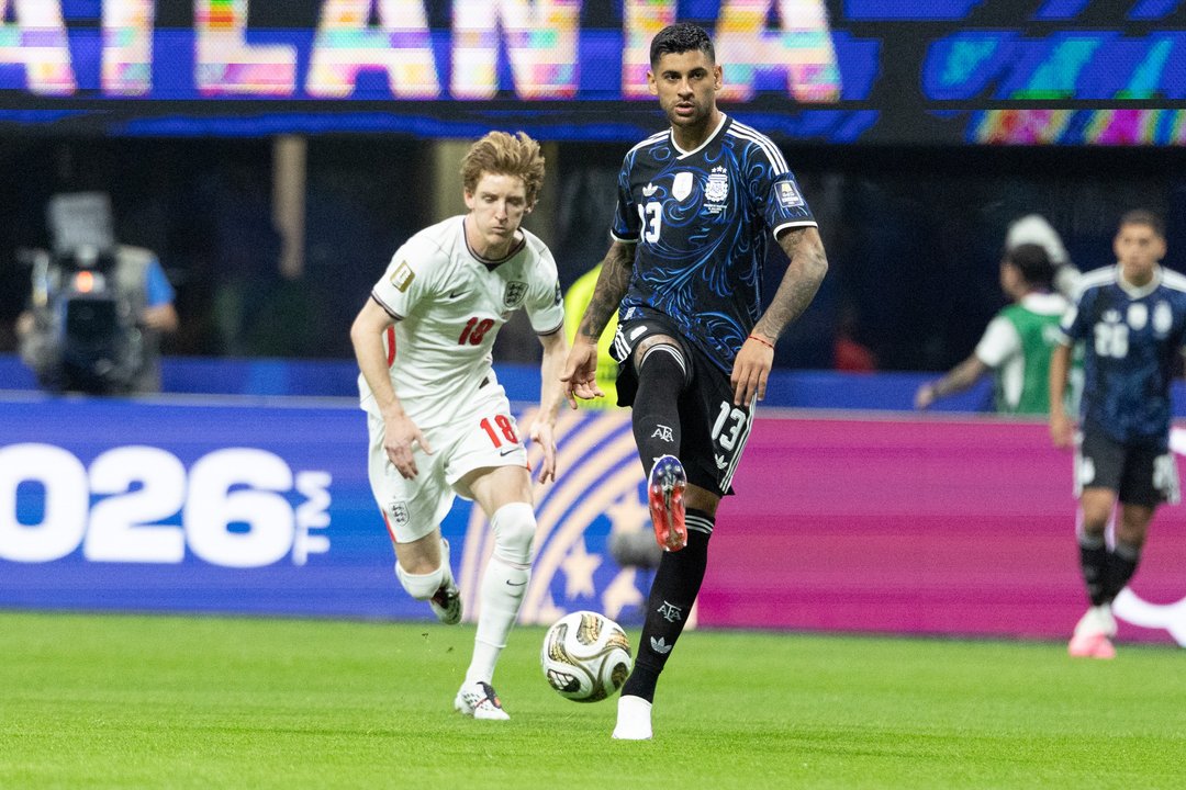 Cuti Romero y Lisandro Martínez cruzaron a Gary Neville tras vencer a Inglaterra en el Mundial: “Espero no ser tan estúpido”