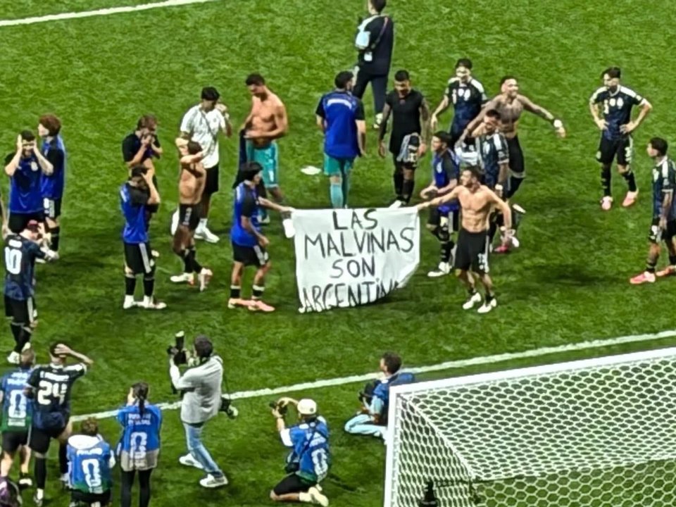 Reino Unido pide a la FIFA investigar a Argentina por la bandera de las Islas Malvinas